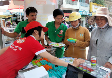 Thực phẩm Cầu Tre thu hút sự quan tâm của người tiêu dùng tại chợ Biên Hòa.  Ảnh: B.Nguyên