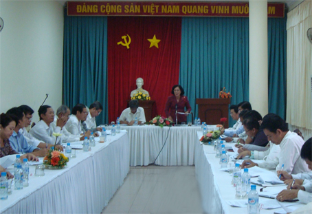 Đồng chí Bùi Ngọc Thanh, Ủy viên Ban TVTU, Trưởng ban Dân vận Tỉnh ủy  phát biểu tại buổi làm việc