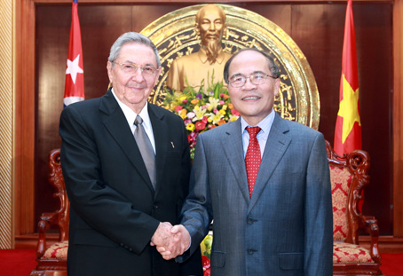 Chủ tịch Quốc hội Nguyễn Sinh Hùng đã tiếp đồng chí Raul Castro Ruz, Bí thư Thứ nhất Ban Chấp hành Trung ương Đảng Cộng sản Cuba, Chủ tịch Hội đồng Nhà nước và Hội đồng Bộ trưởng nước Cộng hòa Cuba.