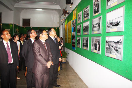 Các đại biểu tham quan triển lãm ảnh mối quan hệ Việt Nam - Lào