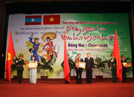 thừa ủy nhiệm của Thủ tướng chính phủ nước Cộng hòa dân chủ nhân dân Lào, đồng chí Bí thư, Tỉnh trưởng tỉnh Champasak Sonexay Siphandonr đã trao tặng huân chương cho 3 tập thể và 3 nhân có thành tích xuất sắc