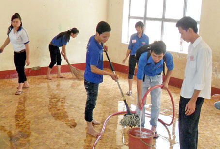 Đoàn viên thanh niên Trường đại học Đồng Nai dọn vệ sinh tại Trường nầm non xã Tân An (huyện Vĩnh Cửu).