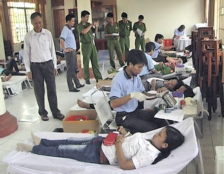 Nhiều người dân ở huyện Định Quán tham gia hiến máu tình nguyện.