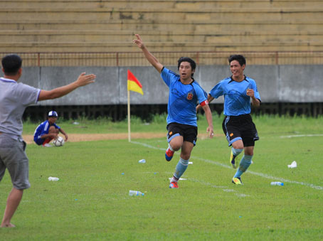 Nguyễn Văn Phụng (11-BH) ăn mừng sau khi sút phạt ghi bàn ấn định chiến thắng 3-1 cho Biên Hòa.