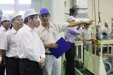 Bộ trưởng Bộ Kế hoạch - đầu tư Bùi Quang Vinh (đầu tiên) thăm Công ty Toshiba tại Khu công nghiệp Amata. Ảnh: V. Lâm