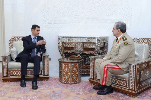 Tướng Daoud Rajha (phải) trong một cuộc gặp Tổng thống Syria Bashar al-Assad
