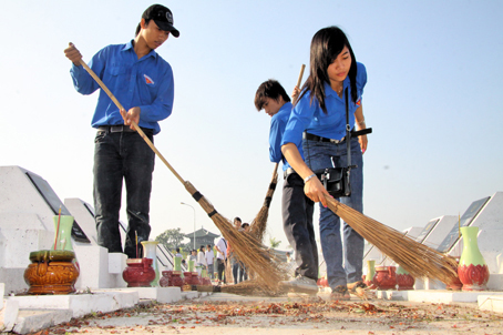 Tuổi trẻ Đồng Nai tổ chức Ngày thứ bảy tình nguyện tại Nghĩa trang liệt sĩ tỉnh.            Ảnh: C.NGHĨA