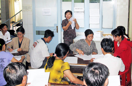 Người lao động làm các thủ tục đăng ký hưởng trợ cấp tại Bảo hiểm xã hội. (Ảnh minh họa)