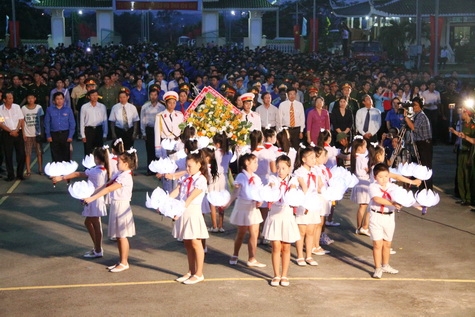 Các đồng chí lãnh đạo tỉnh và hơn 4 ngàn đoàn viên thanh niên tham dự Lễ thắp nến tri ân các anh hùng liệt sĩ