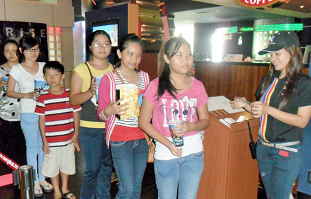 Khán giả trẻ đang mua vé xem phim tại MegaStar Biên Hòa. Ảnh: V.Truyên