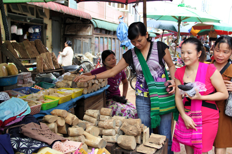 Thân cây thanakha được người dân Myanmar dùng như mỹ phẩm trang điểm được bày bán ở chợ vùng Bago. Ảnh: X.Phú  