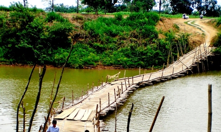 Cầu phao ở xã Đắk Lua tồn tại hàng chục năm nay và vẫn chỉ được làm chủ yếu bằng vật liệu thô sơ, không đảm bảo an toàn.