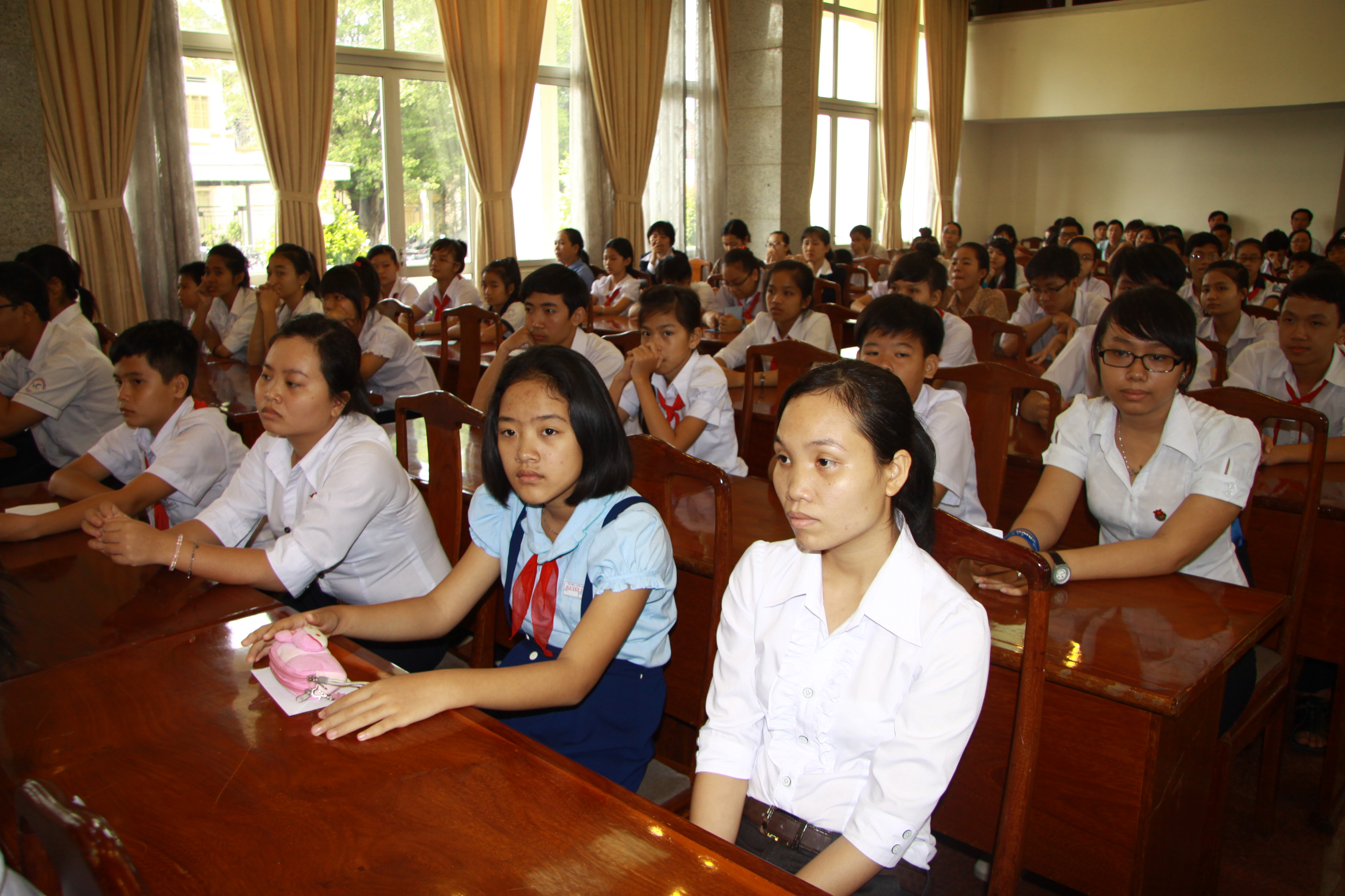 Dong Nai honors 152 excellent students