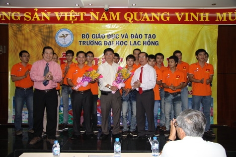 Giám đốc Sở GD-ĐT Lê Minh Hoàng tặng hoa cho đoàn tại lễ xuất quân