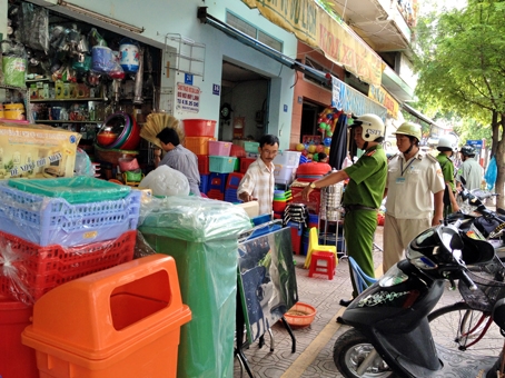 Lực lượng chức năng TP. Biên Hòa lập lại trật tự vỉa hè trên đường Nguyễn Văn Trị.