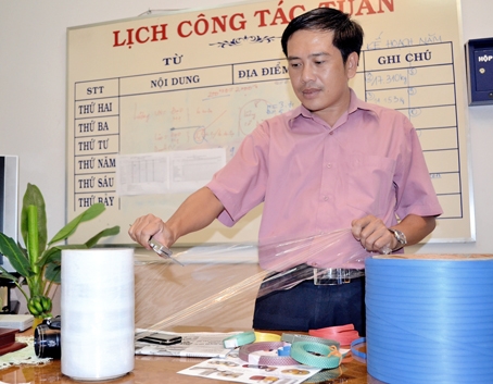 Anh Nguyễn Thanh Bình đang kiểm tra độ dày của sản phẩm màng căng bọc. Ảnh: V. NAM