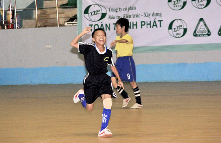 Nguyễn Trung Khoa đang dẫn đầu danh hiệu vua phá lưới