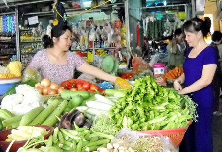 Hàng Trung Quốc  trà trộn vào các sạp hàng tạp hóa trong chợ. Trong ảnh: Một sạp bán hàng ở chợ Tân Phong.           Ảnh: B.Nguyên