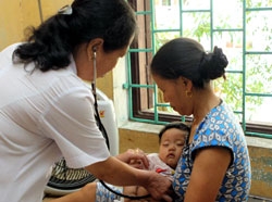 A doctor examines a child at the Ninh Binh Paediatrics and Obstetrics Hospital. The healthcare sector will create more favourable conditions to develop family medicine in the coming years.