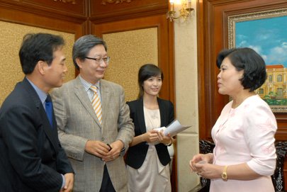 Moon Young- Pyo (C), executive managing director for Lotte Southeast Asia, talks with HCMC vice chairwoman Nguyen Thi Hong in a meeting at the City Hall on Wednesday - Photo: Kinh Luan