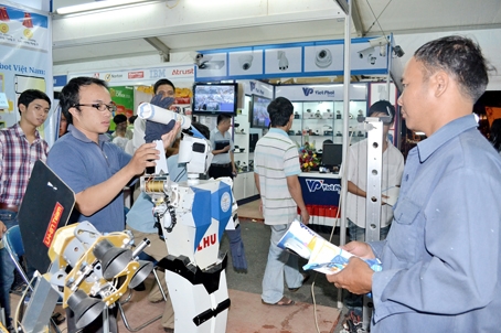 Gian hàng của Trường đại học Lạc Hồng thu hút nhiều khách đến xem những robot hoạt động.  Ảnh: V. Nam