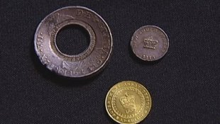 Đồng thủng lỗ là Holey Dollar, đồng nhỏ bên cạnh là Colonial Dump, và bên dưới là đồng tiền vàng Adelaide 