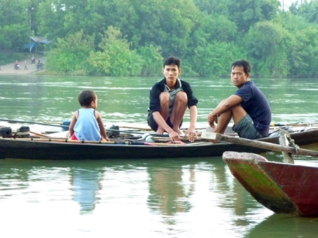 Ngư dân Tư Lát vừa thả lưới, vừa trông con cho vợ lên bờ bán mớ cá.