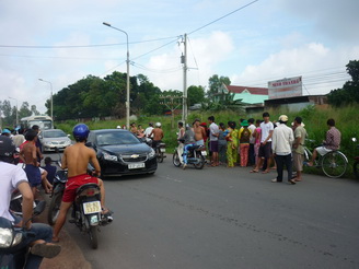 Nhiều người dân hiếu kỳ theo dõi vụ tai nạn