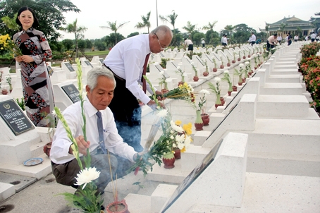 Nguyên bí thư Tỉnh ủy Phan Văn Trang và Phó bí thư thường trực Tỉnh ủy Lê Hồng Phương thắp nhang tại nghĩa trang liệt sĩ