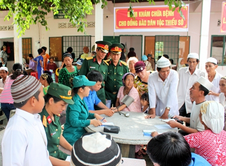 Khám, chữa bệnh cho đồng bào dân tộc thiểu số ở huyện Xuân Lộc. Ảnh: P.Hằng