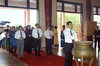 Các đồng chí lãnh đạo tỉnh, cùng các Sở, ngành và Ban quý tế Đình Bình Long thực hiện nghi thức  dâng hương  tưởng niệm.