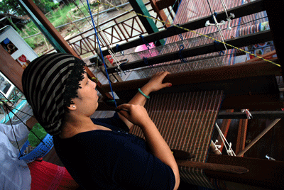 A Khmer girl in the Mekong delta province of An Giang is weaving a brocade mat. People of ethnic minority groups will benefit from the program 