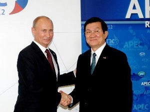 Tổng thống Liên bang Nga Vladimir Putin đón Chủ tịch nước Trương Tấn Sang đến tham dự phiên họp kín thứ nhất APEC lần thứ 20 về liên kết kinh tế khu vực. (Ảnh: Nguyễn Khang/TTXVN)
