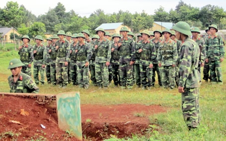 Trung đoàn 88 đang tập huấn cho các tiểu đội trưởng những nội dung sẽ được huấn luyện lại cho các tân binh.