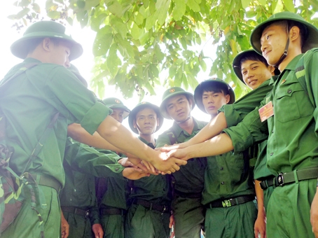 Các tân binh hứa quyết tâm hoàn thành nghĩa vụ quân sự trước khi lên đường. Ảnh: Đ. Phú