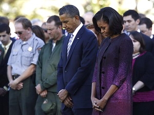 Vợ chồng tổng thống Mỹ Barack Obama tham dự lễ tưởng niệm tại Nhà Trắng.