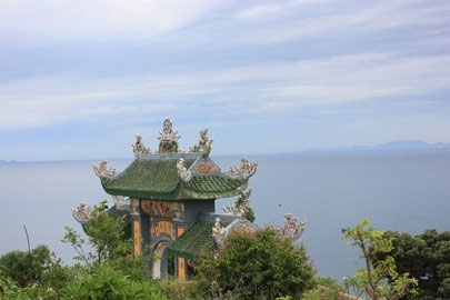 You can feel the quiet surface of the East Sea from the pagoda.