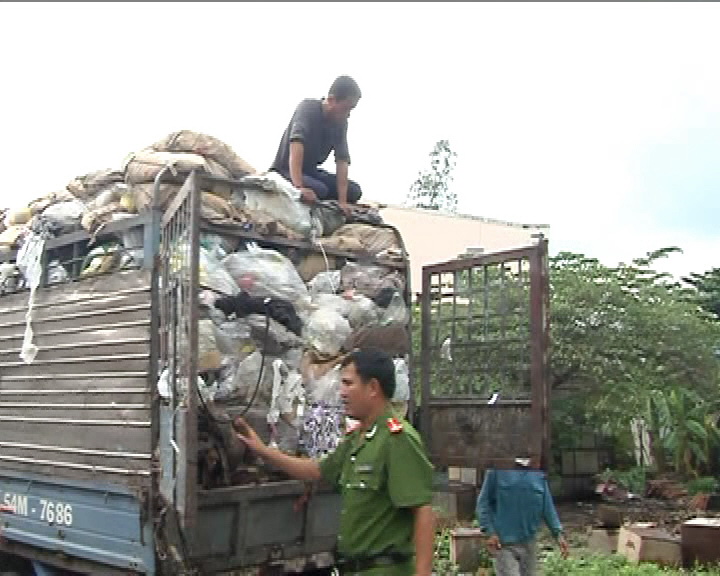 Bắt xe tải đổ trộm rác thải