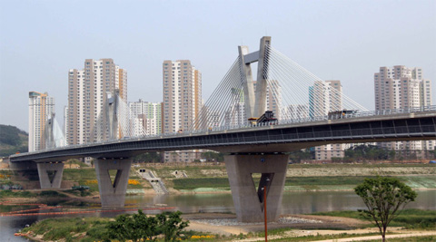 Khu đô thị ở thành phố Sejong được nhìn thấy sau cây cầu.
