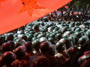  Cảnh sát chống bạo động được trang bị dùi cui ngăn người biểu tình (Nguồn: AFP)