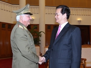 Prime Minister Nguyen Tan Dung meets Vice Minister of the Cuban Revolutionary Armed Forces, Sen. Lt. Gen. Joaquin Quintas Sola.