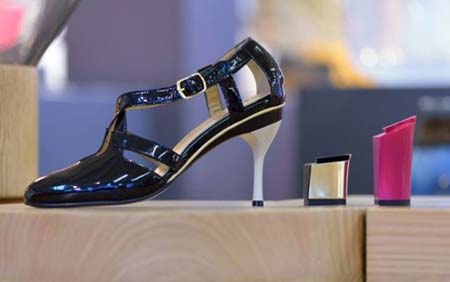 Hết đau chân nhờ giày cao gót điều chỉnh độ cao