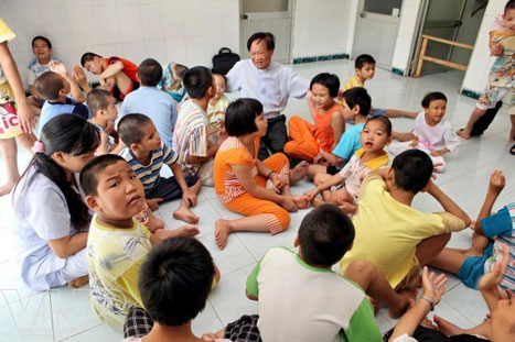 Text message fundraising brings over VND1.6b for AO victims