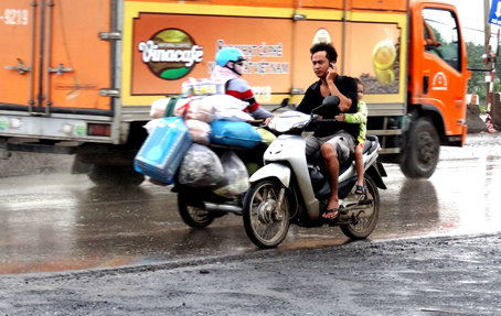 Đội mũ bảo hộ cho trẻ em: Chưa được quan tâm đúng mức