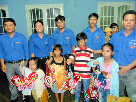 Mid-Autumn gifts for poor children