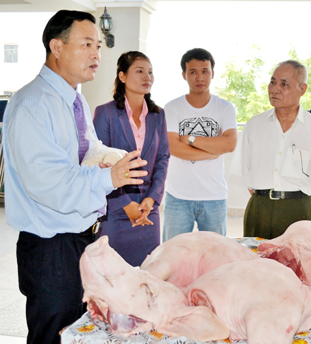 Ông Phan Văn Danh (trái) đang giới thiệu về phụ gia cho chăn nuôi tại một hội thảo ở Biên Hòa giữa tháng 8 vừa qua. Ảnh: V. NAM