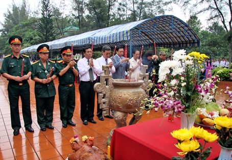 Các đồng chí lãnh đạo tỉnh và Quân khu 7 thắp hương viếng các liệt sĩ.