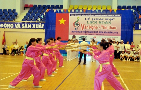 Người cao tuổi TP.Biên Hòa tham gia liên hoan văn nghệ - thể thao năm 2012.  Ảnh: P.Hằng