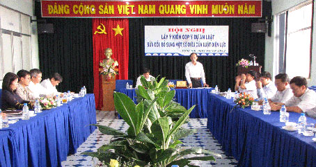 Phó trưởng Đoàn Đại biểu Quốc hội tỉnh Trương Văn Vở phát biểu tại cuộc tiếp xúc cử tri 