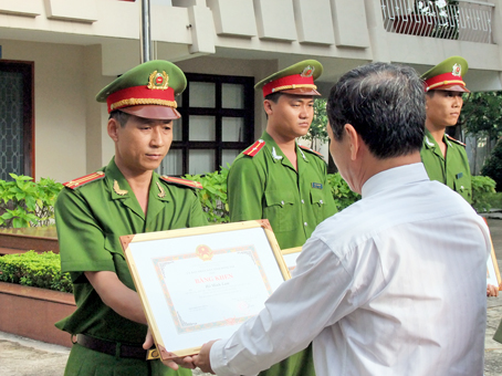 UBND tỉnh đã tặng bằng khen cho Trung tá Hồ Minh Lam vì có thành tích nêu gương liêm khiết không nhận hối lộ.